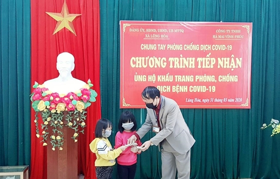 Hai cháu nhỏ ở xã Lũng Hòa đóng góp tiền lì xì ủng hộ công tác phòng, chống dịch Covid-19.